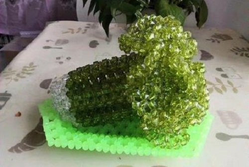 3月12日，穩(wěn)定可靠的手工活加工項目，正規(guī)外發(fā)手工活，選擇十多年的手工企業(yè)手工之家，圖為勵志珠珠繡串珠成品實拍