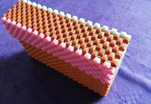 3月12日，穩(wěn)定可靠的手工活加工項目，正規(guī)外發(fā)手工活，選擇十多年的手工企業(yè)手工之家，圖為勵志珠珠繡串珠成品實拍