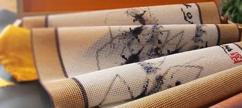 3月13日，在家做手工活，正規(guī)手工活外發(fā)加工企業(yè)的材料倉庫，是這樣對外寄發(fā)材料的，圖為勵志珠珠繡成品細(xì)節(jié)實拍