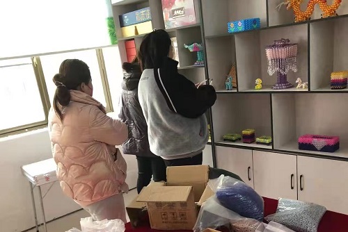 讓農(nóng)民農(nóng)閑時(shí)有份收入，他們這樣去做了 --- --- 記手工之家與邯鄲邱縣某村合作的手工培訓(xùn)室落地