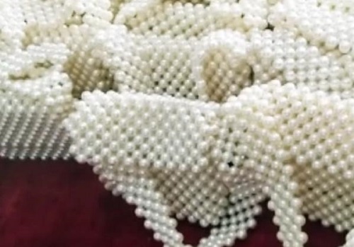 3月22日，手工活拿回家做，這個(gè)手工活代加工項(xiàng)目已經(jīng)十多年了，注重創(chuàng)新，可信可靠，圖為勵(lì)志珠珠繡串珠手工產(chǎn)品實(shí)拍