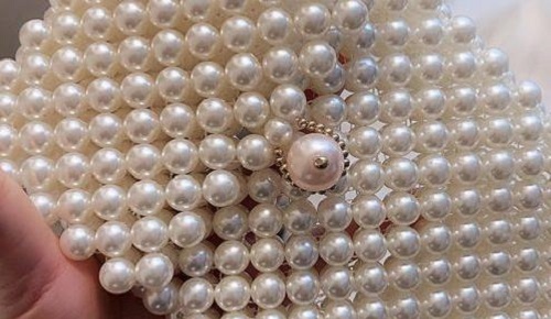 3月22日，手工活拿回家做，這個(gè)手工活代加工項(xiàng)目已經(jīng)十多年了，注重創(chuàng)新，可信可靠，圖為勵(lì)志珠珠繡串珠手工產(chǎn)品實(shí)拍