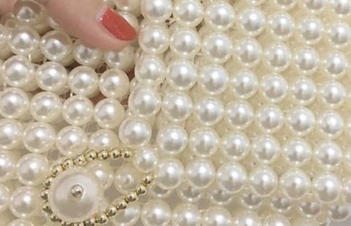 3月22日，手工活拿回家做，這個(gè)手工活代加工項(xiàng)目已經(jīng)十多年了，注重創(chuàng)新，可信可靠，圖為勵(lì)志珠珠繡串珠手工產(chǎn)品實(shí)拍