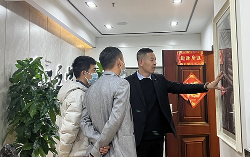 3月23日，想接正規(guī)廠家的手工活，純手工活外發(fā)加工項(xiàng)目，十多年的手工之家有非遺傳統(tǒng)手工珠繡，圖為手工之家接待考察合作加工客戶剪影