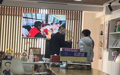 3月23日，想接正規(guī)廠家的手工活，純手工活外發(fā)加工項(xiàng)目，十多年的手工之家有非遺傳統(tǒng)手工珠繡，圖為手工之家接待考察合作加工客戶剪影