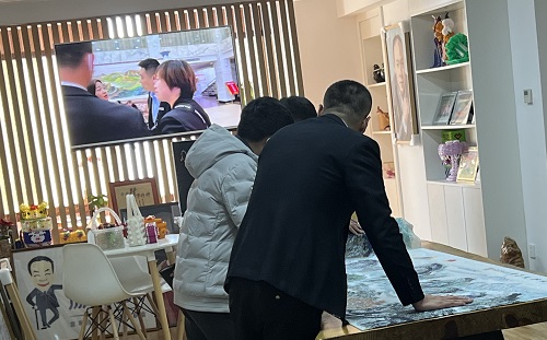 3月23日，想接正規(guī)廠家的手工活，純手工活外發(fā)加工項(xiàng)目，十多年的手工之家有非遺傳統(tǒng)手工珠繡，圖為手工之家接待考察合作加工客戶剪影