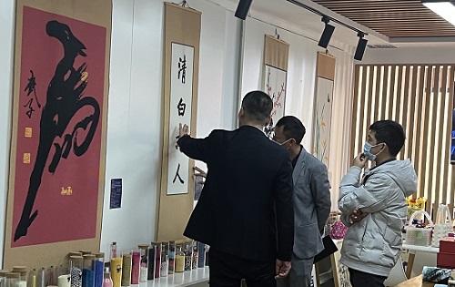 3月23日，想接正規(guī)廠家的手工活，純手工活外發(fā)加工項(xiàng)目，十多年的手工之家有非遺傳統(tǒng)手工珠繡，圖為手工之家接待考察合作加工客戶剪影