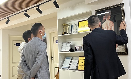 3月23日，想接正規(guī)廠家的手工活，純手工活外發(fā)加工項(xiàng)目，十多年的手工之家有非遺傳統(tǒng)手工珠繡，圖為手工之家接待考察合作加工客戶剪影