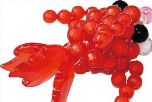 3月24日，農(nóng)村手工，手工外發(fā)，做手工活外發(fā)加工項目要好好做，圖為勵志珠珠繡串珠手工產(chǎn)品剪影