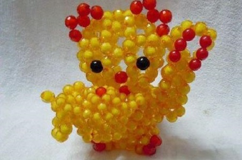 3月24日，農(nóng)村手工，手工外發(fā)，做手工活外發(fā)加工項目要好好做，圖為勵志珠珠繡串珠手工產(chǎn)品剪影