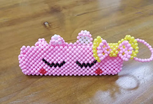 3月26日，在家做手工活掙錢，手工活拿回家做，選擇珠繡串珠，手工之家會(huì)一直給予支持，圖為勵(lì)志珠珠繡串珠手工產(chǎn)品剪影