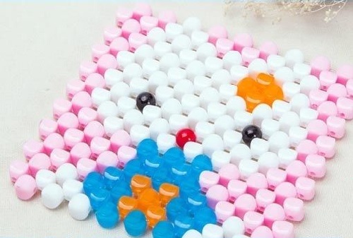 3月27日，年輕人也喜歡在家工作，把手工活拿回家做，手工之家會提供成品參考和驗收標準，圖為勵志珠珠繡串珠手工產(chǎn)品剪影