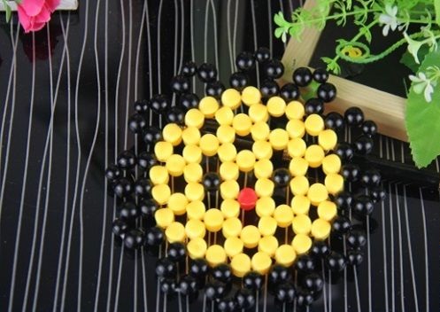 3月27日，年輕人也喜歡在家工作，把手工活拿回家做，手工之家會提供成品參考和驗收標準，圖為勵志珠珠繡串珠手工產(chǎn)品剪影