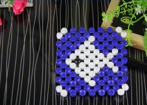 3月27日，年輕人也喜歡在家工作，把手工活拿回家做，手工之家會提供成品參考和驗收標準，圖為勵志珠珠繡串珠手工產(chǎn)品剪影