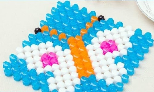 3月27日，年輕人也喜歡在家工作，把手工活拿回家做，手工之家會提供成品參考和驗收標準，圖為勵志珠珠繡串珠手工產(chǎn)品剪影