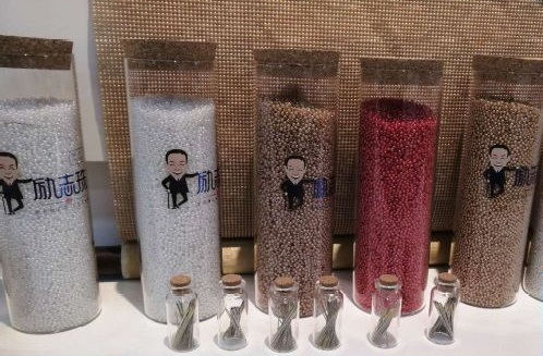 3月29日，手工活拿回家做，在家做手工活，手工之家為什么長(zhǎng)期有活干？圖為勵(lì)志珠珠繡手工繡珠剪影