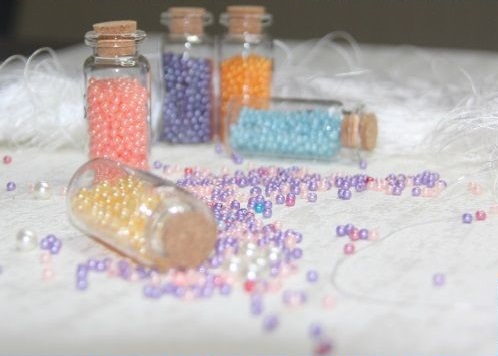 3月29日，手工活拿回家做，在家做手工活，手工之家為什么長(zhǎng)期有活干？圖為勵(lì)志珠珠繡手工繡珠剪影