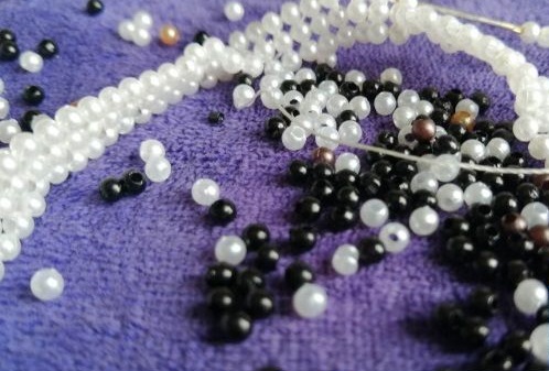 3月29日，手工活拿回家做，在家做手工活，手工之家為什么長(zhǎng)期有活干？圖為勵(lì)志珠珠繡手工繡珠剪影