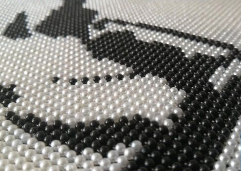 3月30日，可以帶回家做的手工活，什么人適合做手工之家的珠繡手工活外發(fā)加工項目，圖為勵志珠珠繡串珠手工產(chǎn)品實拍