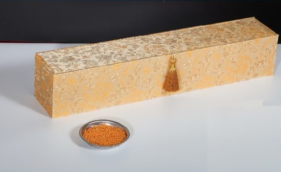 4月1日，手工活在家兼職也能干，這個(gè)拿回家做的手工活的珠繡產(chǎn)品怎么用？圖為勵(lì)志珠珠繡串珠手工（一款）成品外包裝剪影