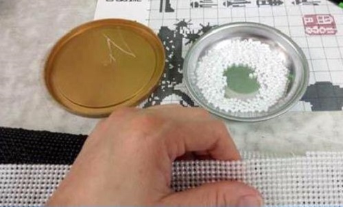 4月2日，在家做手工活掙錢，寄到家做的手工活，這個(gè)外發(fā)手工活的加工費(fèi)如何結(jié)算？圖為勵(lì)志珠珠繡串珠手工產(chǎn)品剪影