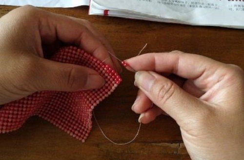 4月2日，在家做手工活掙錢，寄到家做的手工活，這個(gè)外發(fā)手工活的加工費(fèi)如何結(jié)算？圖為勵(lì)志珠珠繡串珠手工產(chǎn)品剪影