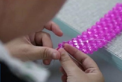 4月2日，在家做手工活掙錢，寄到家做的手工活，這個(gè)外發(fā)手工活的加工費(fèi)如何結(jié)算？圖為勵(lì)志珠珠繡串珠手工產(chǎn)品剪影