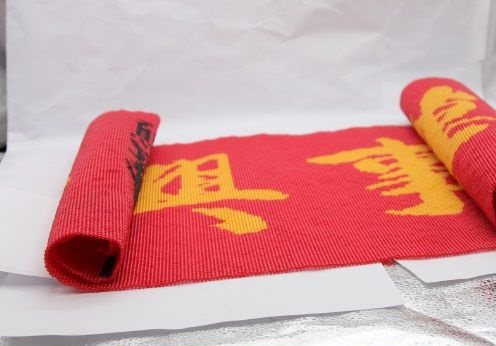 4月6日，拿回家做的手工活，沒有季節(jié)性的困擾，不受天氣的影響，珠繡串珠手工活外發(fā)加工項(xiàng)目很受歡迎，圖為勵(lì)志珠珠繡串珠手工產(chǎn)品剪影(圖1)