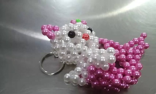 4月22日，想接正規(guī)廠家的手工活，大家在家找手工活做，手工之家珠繡串珠外發(fā)手工活為什么很適合在家做，圖為勵(lì)志珠珠繡串珠手工產(chǎn)品剪影(圖3)