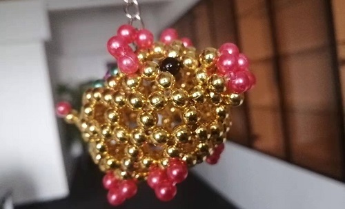 4月22日，想接正規(guī)廠家的手工活，大家在家找手工活做，手工之家珠繡串珠外發(fā)手工活為什么很適合在家做，圖為勵(lì)志珠珠繡串珠手工產(chǎn)品剪影(圖4)