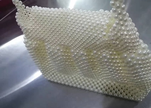 4月23日，拿回家做的手工活，在家做手工活掙錢(qián)，選擇手工之家，這里的加工費(fèi)高嗎？圖為勵(lì)志珠珠繡串珠手工珠包產(chǎn)品剪影