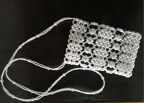 4月24日，可以寄到家做的手工活，手工活兼職，手工活外發(fā)加工企業(yè)手工之家的服務(wù)，合作前后都好，圖為勵志珠珠繡串珠手工珠包產(chǎn)品剪影