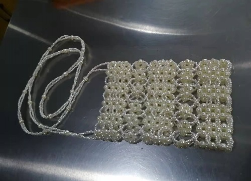 4月24日，可以寄到家做的手工活，手工活兼職，手工活外發(fā)加工企業(yè)手工之家的服務(wù)，合作前后都好，圖為勵志珠珠繡串珠手工珠包產(chǎn)品剪影