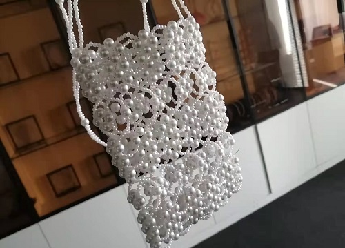 4月24日，可以寄到家做的手工活，手工活兼職，手工活外發(fā)加工企業(yè)手工之家的服務(wù)，合作前后都好，圖為勵志珠珠繡串珠手工珠包產(chǎn)品剪影