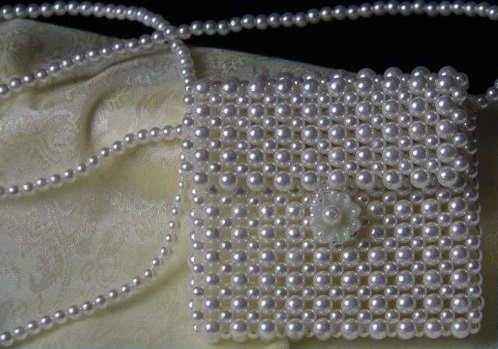 4月25日，在家做手工活，這個帶回家做的手工活也可以做創(chuàng)業(yè)項目，各方面都真實、經(jīng)得起考究，圖為勵志珠珠繡串珠手工產(chǎn)品剪影