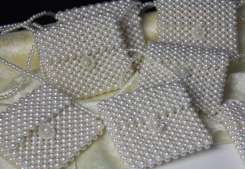 4月25日，在家做手工活，這個帶回家做的手工活也可以做創(chuàng)業(yè)項目，各方面都真實、經(jīng)得起考究，圖為勵志珠珠繡串珠手工產(chǎn)品剪影