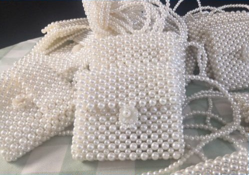 4月25日，在家做手工活，這個帶回家做的手工活也可以做創(chuàng)業(yè)項目，各方面都真實、經(jīng)得起考究，圖為勵志珠珠繡串珠手工產(chǎn)品剪影