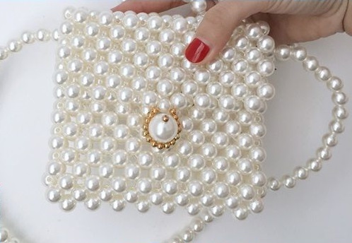 4月27日，想接正規(guī)廠家的手工活，純手工活外發(fā)加工項(xiàng)目，手工之家的珠繡串珠手工，男女誰更適合合作創(chuàng)業(yè)，圖為勵(lì)志珠珠繡串珠手工產(chǎn)品剪影