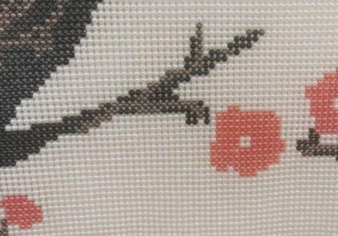 4月28日，手工活接單平臺，手工之家正規(guī)靠譜的手工活外發(fā)加工項目，城市農(nóng)村，誰做手工更有優(yōu)勢，圖為勵志珠珠繡手工產(chǎn)品細(xì)節(jié)剪影