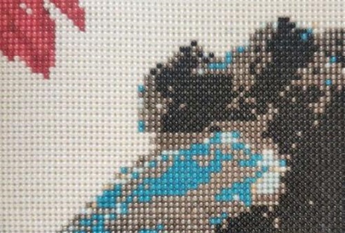 4月28日，手工活接單平臺，手工之家正規(guī)靠譜的手工活外發(fā)加工項目，城市農(nóng)村，誰做手工更有優(yōu)勢，圖為勵志珠珠繡手工產(chǎn)品細(xì)節(jié)剪影