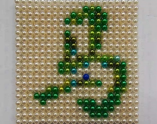 4月29日，正規(guī)純手工活外發(fā)，在手工之家手工就業(yè)創(chuàng)業(yè)，不用考慮太多，圖為勵志珠珠繡定制手工產品（小規(guī)格）剪影