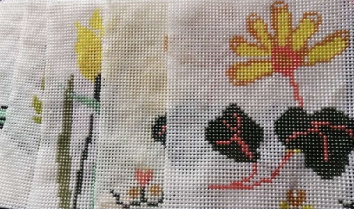 5月4日，接手工活訂單的平臺(tái)，正規(guī)手工活大批量外發(fā)加工，手工之家的手工活長(zhǎng)期穩(wěn)定，圖為勵(lì)志珠珠繡串珠手工產(chǎn)品剪影