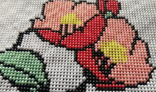 5月4日，接手工活訂單的平臺(tái)，正規(guī)手工活大批量外發(fā)加工，手工之家的手工活長(zhǎng)期穩(wěn)定，圖為勵(lì)志珠珠繡串珠手工產(chǎn)品剪影