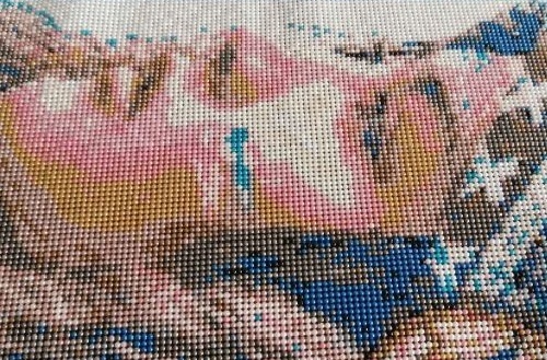 5月8日，拿回家做的手工活大批，正規(guī)純手工活外發(fā)，在手工之家，可以自己做，也可以開手工工作室，圖為勵志珠珠繡串珠手工產(chǎn)品剪影