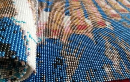 5月8日，拿回家做的手工活大批，正規(guī)純手工活外發(fā)，在手工之家，可以自己做，也可以開手工工作室，圖為勵志珠珠繡串珠手工產(chǎn)品剪影