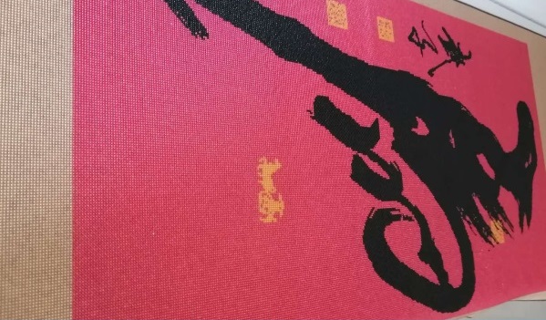 5月9日，手工外發(fā)加工網(wǎng)，全國正規(guī)手工活平臺有哪些，手工之家的加工人員在交流中成為朋友，圖為勵志珠珠繡串珠手工產(chǎn)品剪影