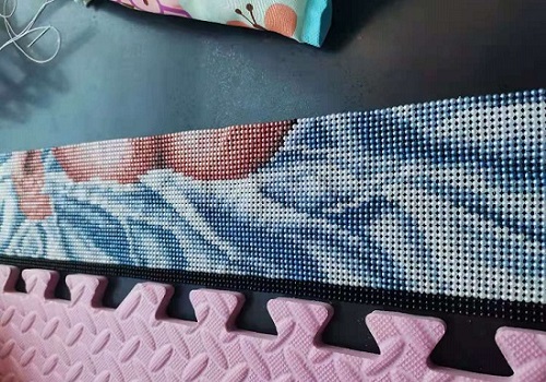 5月11日，手工串珠兼職，加工活外放的正規(guī)公司，真實是十多年老手工企業(yè)手工之家的一張重要名片，圖為勵志珠珠繡串珠手工加工現(xiàn)場剪影