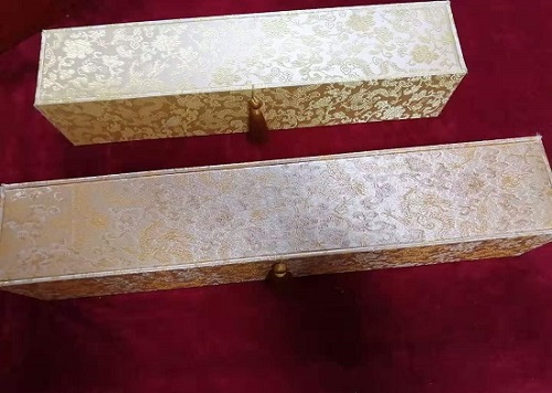 5月12日，農(nóng)村手工活加工項(xiàng)目代，帶回家做手工活，手工之家這樣做，大家自然很放心，圖為勵(lì)志珠珠繡手工產(chǎn)品多款外包裝剪影