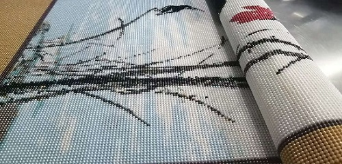 5月13日，代加工手工活，在家做手工兼職，手工之家給每個加工人員提供成品樣品，圖為勵志珠珠繡手工產(chǎn)品細(xì)節(jié)剪影 