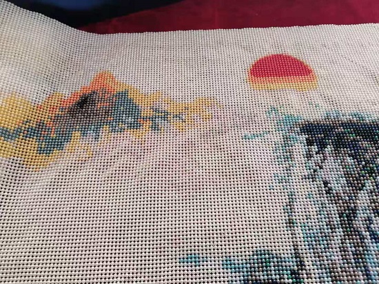 5月14日，在家做的手工活正規(guī)平臺(tái)，拿回家做的手工活，手工之家的珠繡串珠驗(yàn)收標(biāo)準(zhǔn)明確，合作資料里就有，圖為勵(lì)志珠珠繡串珠手工產(chǎn)品剪影